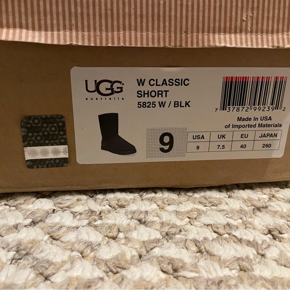 Black Classic Short Uggs - Picture 4 of 4